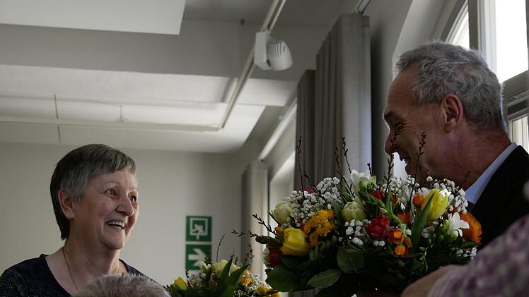 Mit einem Blumenstrauß und einem Präsent dankt OB Rebhan Christa  Hopf, dass sie ihr Engagement dem Seniorenbeirat der Stadt Neustadt  schenkte. Foto: Manja von Nida