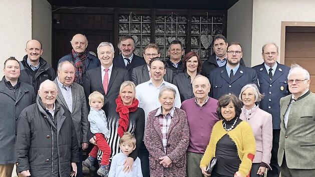 Ludwig Schiffauer (vorne, Vierter von rechts) mit seiner Ehefrau Mathilde (daneben) sowie den Kindern Christina und Alexander (dahinter) im Kreise der Familie und Gratulanten Foto: Klaus-Peter Wulf