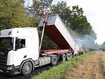 Das Material für den neuen Straßenbelag wird angeliefert. Foto: Franz Galster