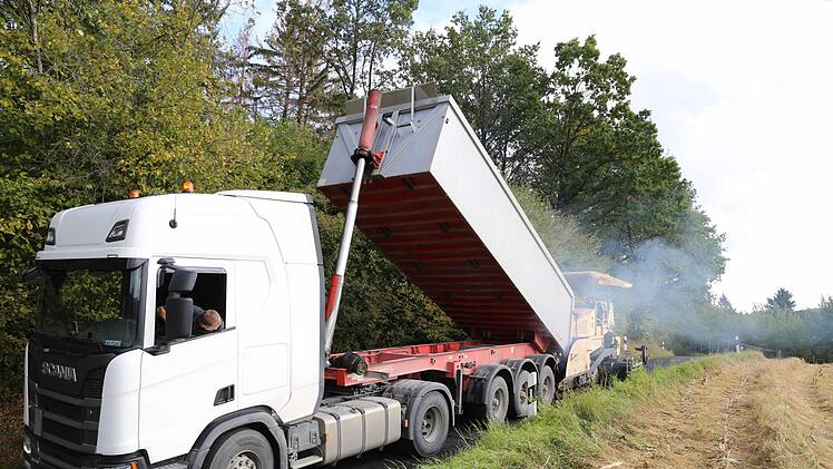 Das Material für den neuen Straßenbelag wird angeliefert. Foto: Franz Galster