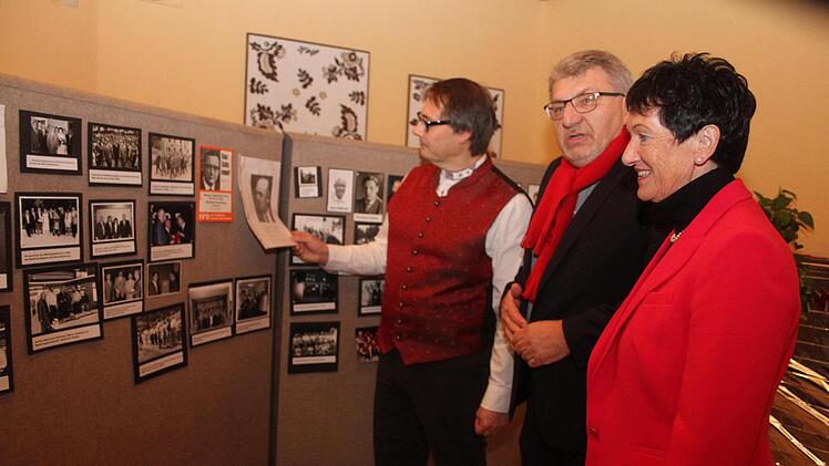 Ortsvereinsvorsitzender und B&uuml;rgermeister Roland Wolfrum (links) hat zum Jubil&auml;um eine Ausstellung zusammengestellt. Mit im Bild Kreisvorsitzende und Landtagsabgeordnete Inge Aures sowie Festredner Wolfgang Hoderlein Sonny Adam