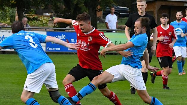 Andreas Altmann (links, SG Obereschenbach/Morlesau) und sein Mannschaftskamerad Joachim Rügemer bedrängen Maik Kirchner (SC Diebach). Trotzdem gelang diesem das 1:0 - womit er den Sieg der Diebacher im Testspiel einleitete.  Foto: Hopf
