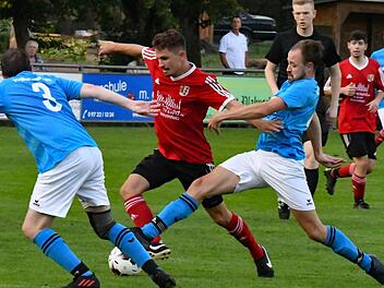 Andreas Altmann (links, SG Obereschenbach/Morlesau) und sein Mannschaftskamerad Joachim Rügemer bedrängen Maik Kirchner (SC Diebach). Trotzdem gelang diesem das 1:0 - womit er den Sieg der Diebacher im Testspiel einleitete.  Foto: Hopf