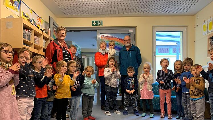 Mit einem Lied begrüßten die Brünner Kindergartenkinder die früheren Vorstandsmitglieder des Gesangsvereins "Sängerlust" Kleinwenkheim. Nach der Auflösung des Vereins ist das Vermögen an die Kindereinrichtung gegangen.