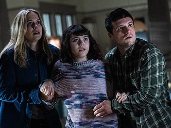 F&uuml;r Vanessa (Elizabeth Lail, links), Abby (Piper Rubio) und Mike (Josh Hutcherson) beginnt in "Five Nights at Freddy's" ein neuer Kampf ums &Uuml;berleben.