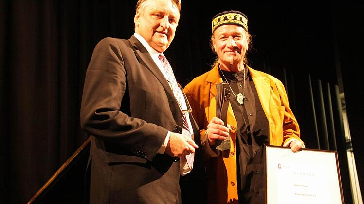 Rainer Glas  mit dem Kulturpreis des Kulturvereins Erlangen-Höchstadt, überreicht durch Landrat Eberhard Irlinger (links).
