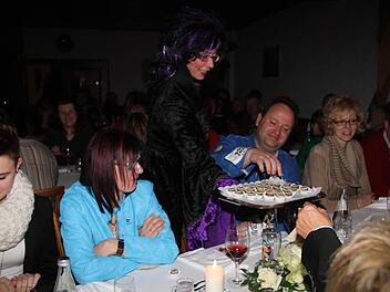 Als Madame Erosa verkleidet serviert Wirtin Simone Seidel ihren Gästen die Nachspeise.