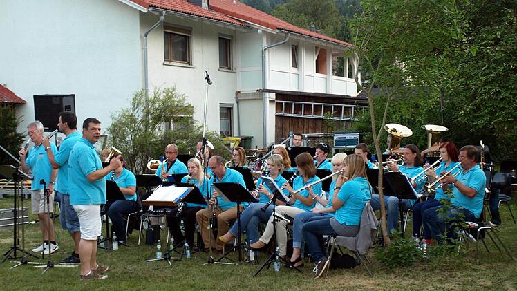 Die Musikkapelle des Musikvereins Steinwiesen spielte beim Weinfest im "Heinergarten" auf. Foto: Susanne Deuerling