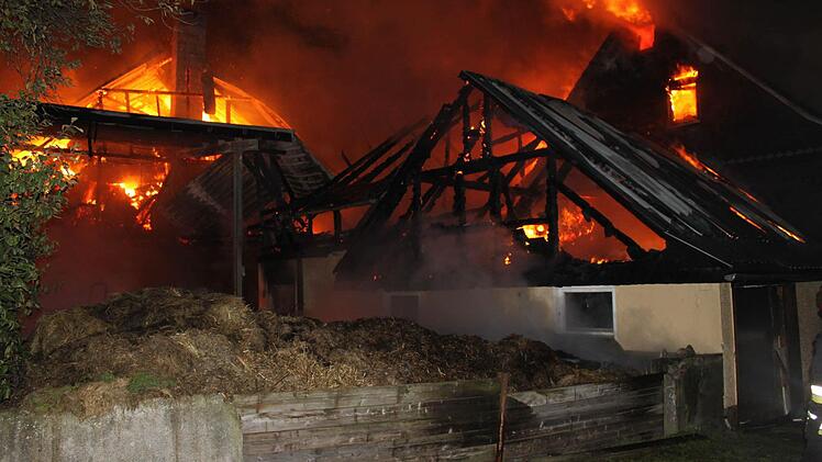 In der Nacht zum Donnerstag hat in Reichenbach (Kreis Kronach) ein Bauernhof gebrannt. Zehn Kälber kamen ums Leben. Es entstand ein Schaden in Millionenhöhe.  Foto: Veronika Schadeck