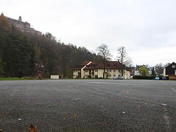 So ruhig sieht es auf dem Schwimmbad-Parkplatz selten aus: Die Anwohner beklagen sich über nächtliche Ruhestörung durch wilde Partys und Speditionsverkehr sowie überhand nehmende Trainings-Einheiten der Fahrschulen außerhalb der vereinbarten Zeiten. Foto: Dagmar Besand