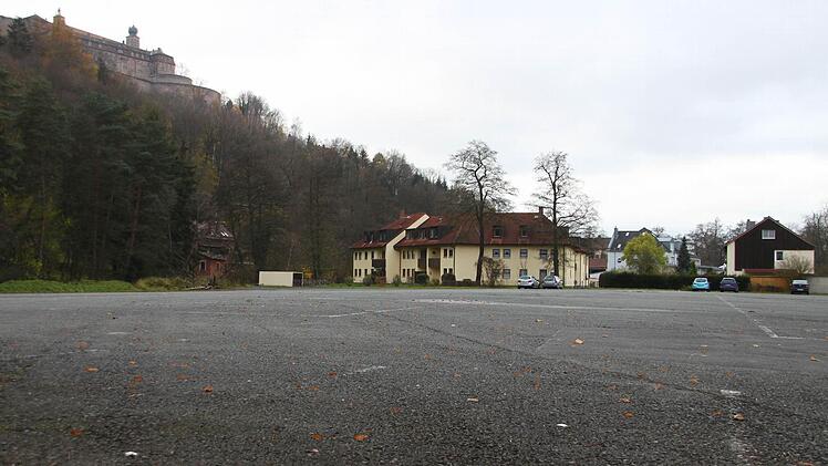 So ruhig sieht es auf dem Schwimmbad-Parkplatz selten aus: Die Anwohner beklagen sich über nächtliche Ruhestörung durch wilde Partys und Speditionsverkehr sowie überhand nehmende Trainings-Einheiten der Fahrschulen außerhalb der vereinbarten Zeiten. Foto: Dagmar Besand