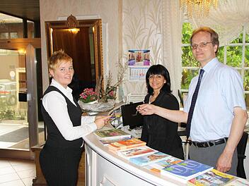 Christi Himmelfahrt und das lange Wochenende bescherten dem "Bayerischen Hof" in Bad Kissingen ein volles Haus. Geschäftsführer Jürgen Dösch, mit seiner Assistentin Ana Dimova (Mitte), spürt aber auch den Trend zu kürzeren Aufenthaltsdauern. Foto: Ralf Ruppert
