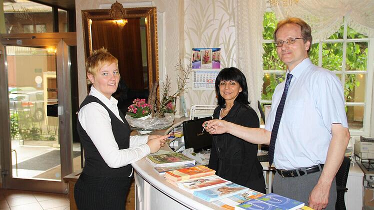 Christi Himmelfahrt und das lange Wochenende bescherten dem "Bayerischen Hof" in Bad Kissingen ein volles Haus. Geschäftsführer Jürgen Dösch, mit seiner Assistentin Ana Dimova (Mitte), spürt aber auch den Trend zu kürzeren Aufenthaltsdauern. Foto: Ralf Ruppert