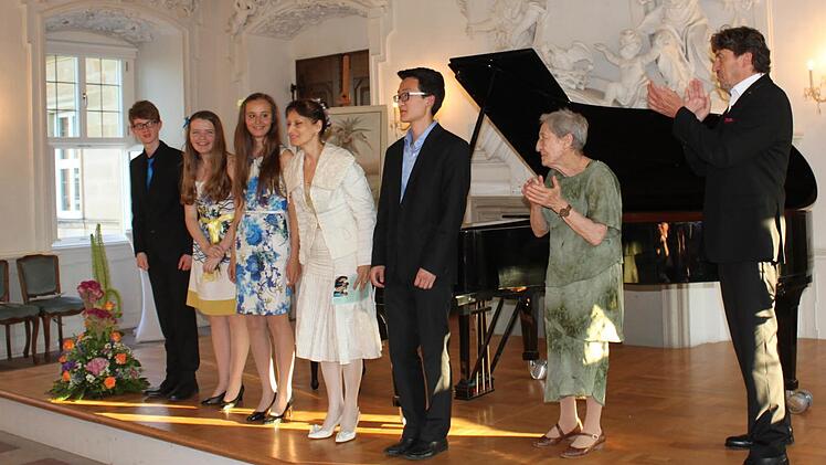 Begeisterten Applaus gab es für die vier jungen Pianisten mit ihrer Klavierlehrerin Julia Goldstein (Mitte). Von links David Höppner, Laura Reicher, Rahel Paul, Goldstein und Xuanjia Hua. Rechts Rezitator Josef Balazs und Irina Goldstein, die die russischen Verse vortrug. Foto: R. Popp
