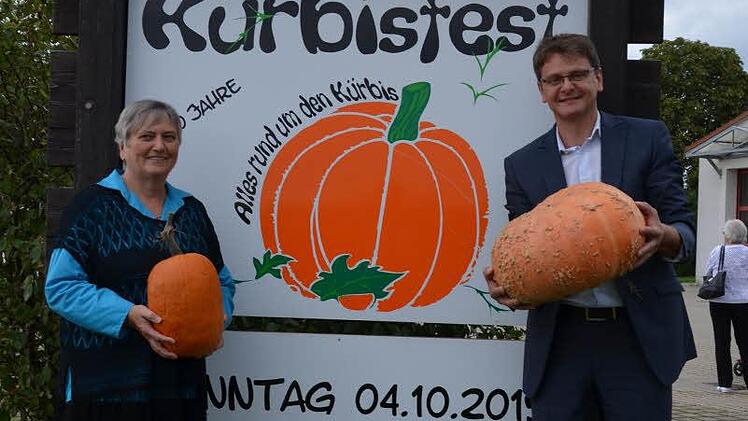 Altendorfs Bürgermeister Karl-Heinz Wagner und seine Stellvertreterin Barbara Zeh vor der Werbetafel für die Gemeinde
