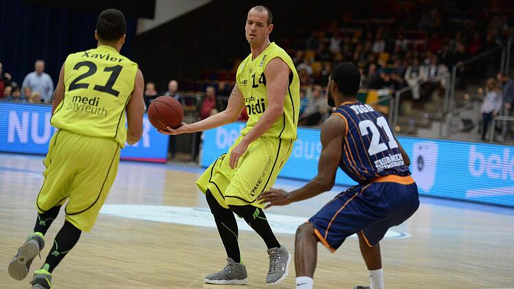 Steve Wachalski (Mitte) veteilt den Ball. Foto: Peter Mularczyk