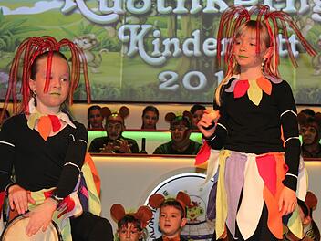 Helena Hebentanz und Sina See sangen das Lied "Der ewige Kreis" und beeindruckten damit. Fotos: Schadeck