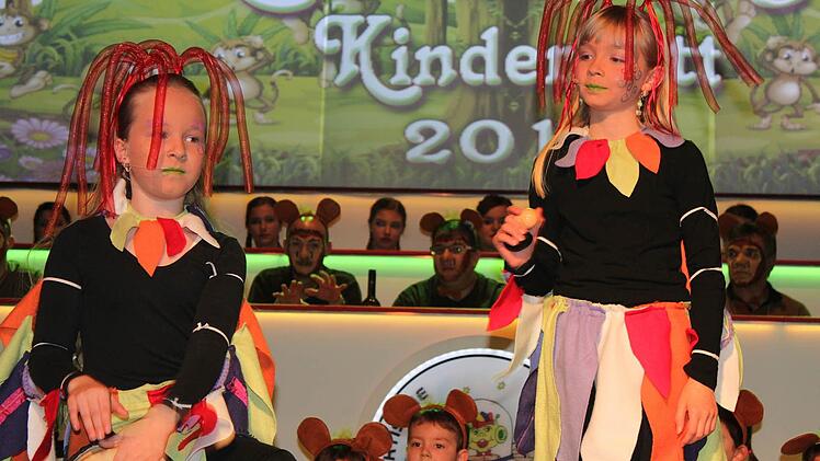 Helena Hebentanz und Sina See sangen das Lied "Der ewige Kreis" und beeindruckten damit. Fotos: Schadeck