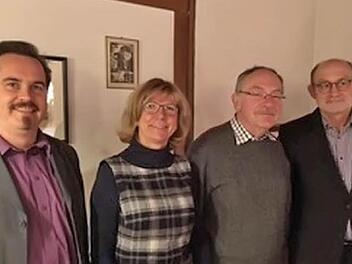 Ingo Schneider (links) tritt als Schatzmeister der Freunde des Frobenius-Gymnasiums die Nachfolge von Dieter Schuberth (Dritter von links) an. Mit auf dem Bild sind die stellvertretende Vorsitzende Rita Schaupp und Vorsitzender Manfred Gerlach zu sehen.  Foto: Reinhard Schaupp