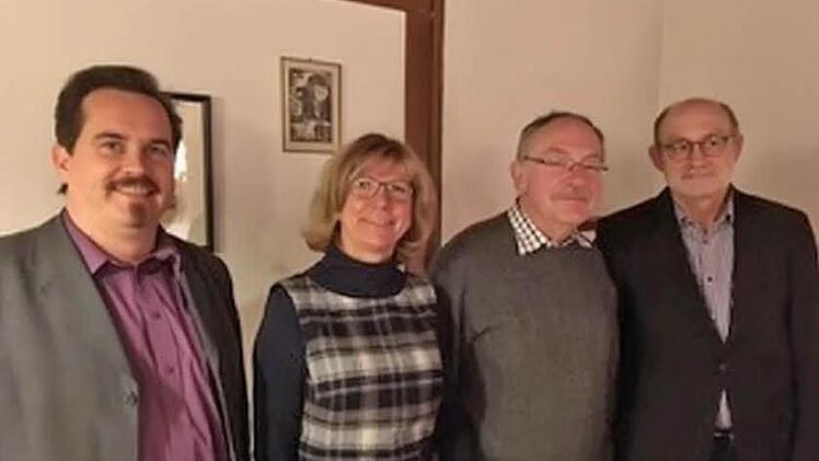 Ingo Schneider (links) tritt als Schatzmeister der Freunde des Frobenius-Gymnasiums die Nachfolge von Dieter Schuberth (Dritter von links) an. Mit auf dem Bild sind die stellvertretende Vorsitzende Rita Schaupp und Vorsitzender Manfred Gerlach zu sehen.  Foto: Reinhard Schaupp