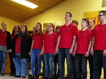 Der Heart-Chor aus Sulzthal sang beim Lieder-Nachmittag in der Mehrzweckhalle mit. Foto: Hermann Benkert