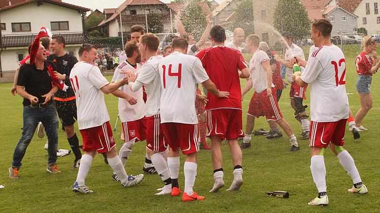 Stilecht mit einer Sektdusche feiern die SCler