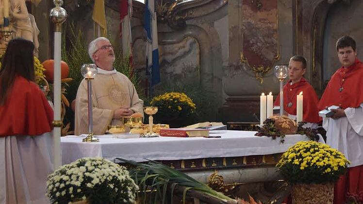 Pater Christoph zelebrierte den Erntedankgottesdienst in Vierzehnheiligen. Foto: Andreas Welz