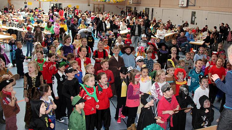 Kleine und große Faschingsnarren feierten beim SC Adelsdorf. Foto: Johanna Blum