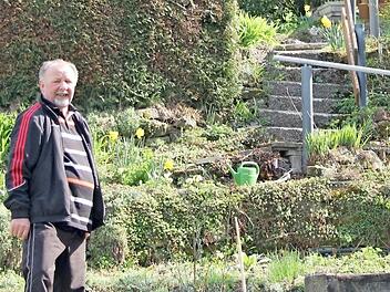 Edgar Dietrich aus Küps ist stolz auf seinen Garten.Fotos: Ronald Heck