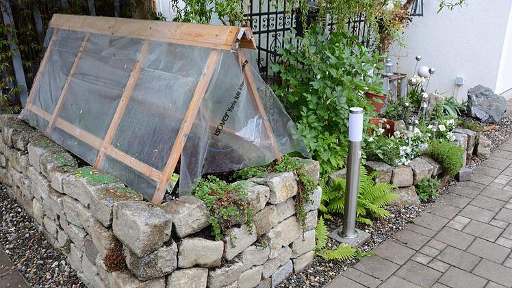 Kreativ im Garten: Rosemarie Hübner aus Katschenreuth verwirklicht in ihrer grünen Oase ihre Ideen und findet dabei Ruhe und Entspannung. Foto: Dagmar Besand
