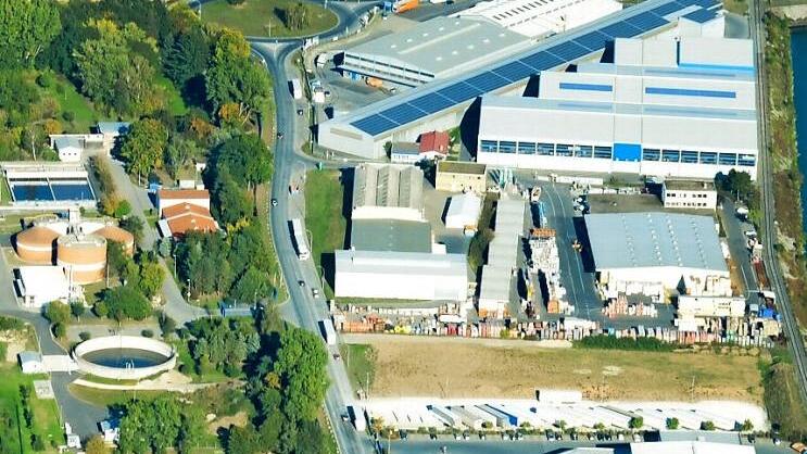 Der Bildausschnitt zeigt die Rheinstraße aus der Luft. Links zu sehen sind unter anderem die Kläranlage und das Müllheizkraftwerk, oben der Kreisel an der Hafenstraße, unten die Wendeschleife.  Foto: Ronald Rinklef