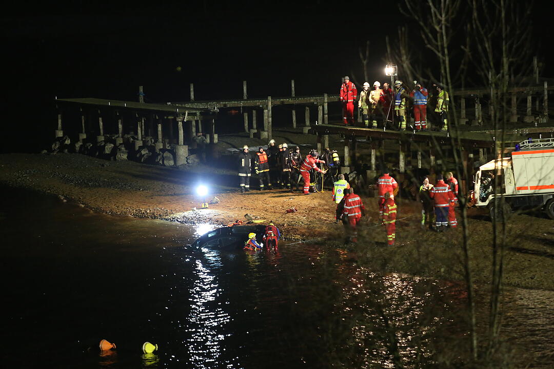 Oberfranken: Mann rast mit Auto betrunken in See