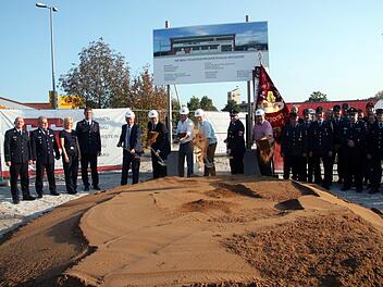 Landrat Alexander Tritthart, Bürgermeister Horst Rehder, die Planer Burkhardt Niepelt und Oliver Schüssler, Kommandant Peter Bock und Bauleiter Roland Taubmann (von links) übernahmen den symbolischen Spatenstich. Foto: Richard Sänger