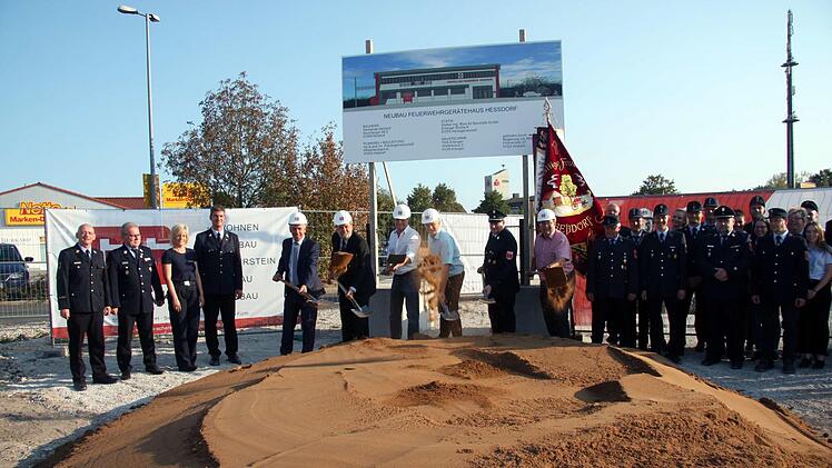 Landrat Alexander Tritthart, Bürgermeister Horst Rehder, die Planer Burkhardt Niepelt und Oliver Schüssler, Kommandant Peter Bock und Bauleiter Roland Taubmann (von links) übernahmen den symbolischen Spatenstich. Foto: Richard Sänger