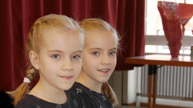 Die Zwillinge Luise und Sophie Degenhardt fanden alles  sehr spannend in Neustadt auf der Bühne.