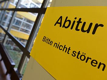 In der Debatte um m&ouml;glicherweise zu schwere Abiturpr&uuml;fungen in Mathematik hat Bayerns Kultusminister Michael Piazolo (Freie W&auml;hler) eine &Uuml;berpr&uuml;fung der Aufgaben angek&uuml;ndigt.  Foto: Felix Kaestle, dpa