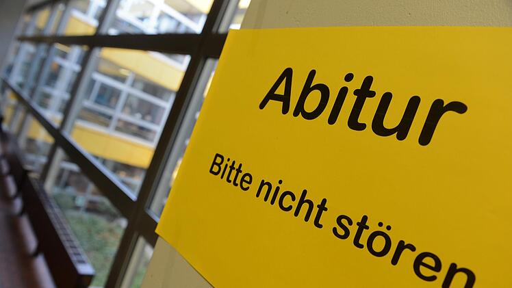 In der Debatte um m&ouml;glicherweise zu schwere Abiturpr&uuml;fungen in Mathematik hat Bayerns Kultusminister Michael Piazolo (Freie W&auml;hler) eine &Uuml;berpr&uuml;fung der Aufgaben angek&uuml;ndigt.  Foto: Felix Kaestle, dpa