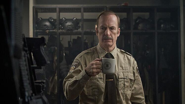 Als Ulysses (Bob Odenkirk) den Job als Aushilfssheriff in der Kleinstadt Normal annahm, erwartete er eine ruhige Zeit. Doch bald entwickelt sich alles ganz anders ...