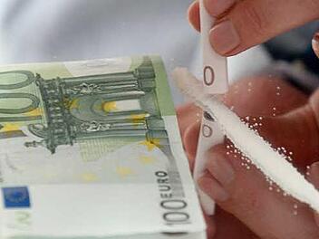und 100 Euro kostet ein Gramm Methamphetamin (Crystal) in Bayern, 30 verlangen die Dealer hinter der tschechischen Grenze. Foto: Armin Weigel, dpa