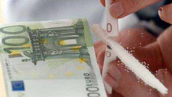 und 100 Euro kostet ein Gramm Methamphetamin (Crystal) in Bayern, 30 verlangen die Dealer hinter der tschechischen Grenze. Foto: Armin Weigel, dpa
