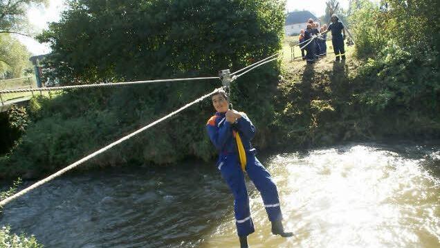 Gemeinsame Ausbildung mit der Jugendfeuerwehr gehört zum Programm. Fotos: THW-Archiv