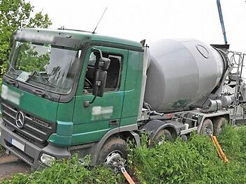 Glück im Unglück hatte der Fahrer des Betonmischers, der bei Münchaurach umzukippen drohte. Der Inhalt des Mischers musste in ein anderes Fahrzeug umgeladen werden, damit der Lkw wieder auf die feste Fahrbahn gelangen konnte.  Fotos: Roland Meister