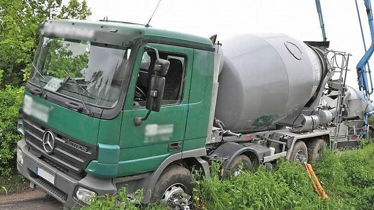 Gl&uuml;ck im Ungl&uuml;ck hatte der Fahrer des Betonmischers, der bei M&uuml;nchaurach umzukippen drohte. Der Inhalt des Mischers musste in ein anderes Fahrzeug umgeladen werden, damit der Lkw wieder auf die feste Fahrbahn gelangen konnte.  Fotos: Roland Meister