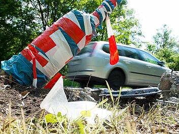 Bei einem Unfall am Ortsausgang von Schonungen (Landkreis Schweinfurt) starben am Montagabend zwei Menschen. Der Fahrer des zuvor gestohlenen Wagens flüchtete.  Foto: Tobias Köpplinger
