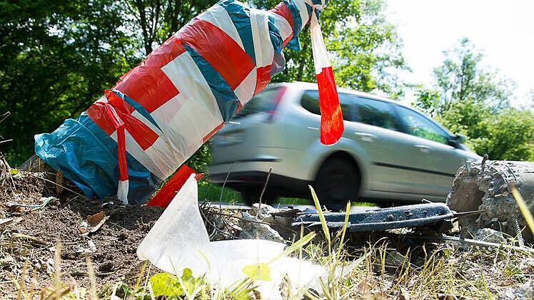 Bei einem Unfall am Ortsausgang von Schonungen (Landkreis Schweinfurt) starben am Montagabend zwei Menschen. Der Fahrer des zuvor gestohlenen Wagens flüchtete.  Foto: Tobias Köpplinger