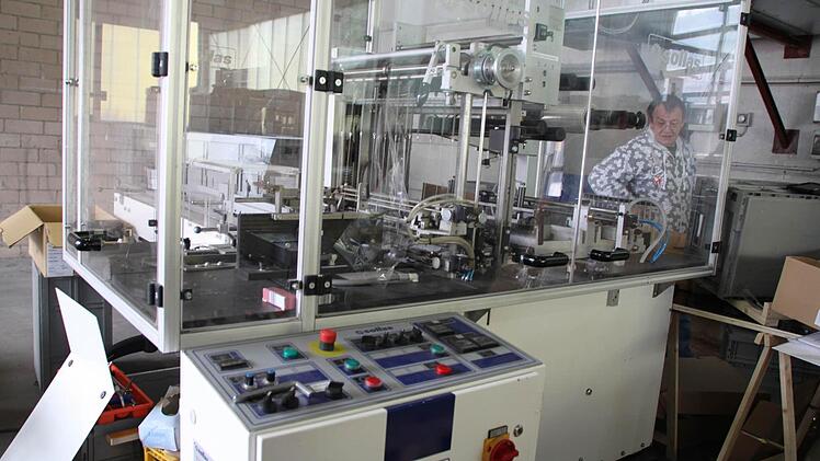 Diese Maschine ist als letztes dran: Sie umwickelt die Schachteln mit Folie.