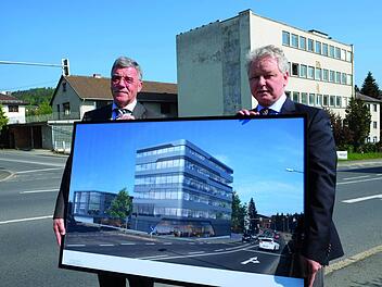 Der Bürgermeister der Stadt Rödental, Gerhard Preß, und Frank Wöhner, geschäftsführender Gesellschafter der Wöhner GmbH & Co. KG, präsentieren gegen Ende der Amtszeit von Preß das Modell des geplanten Neubaus.  Foto: CT-Archiv