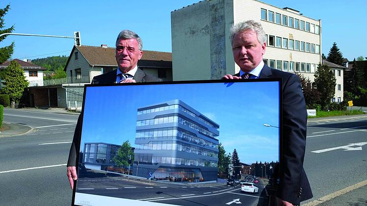 Der Bürgermeister der Stadt Rödental, Gerhard Preß, und Frank Wöhner, geschäftsführender Gesellschafter der Wöhner GmbH & Co. KG, präsentieren gegen Ende der Amtszeit von Preß das Modell des geplanten Neubaus.  Foto: CT-Archiv