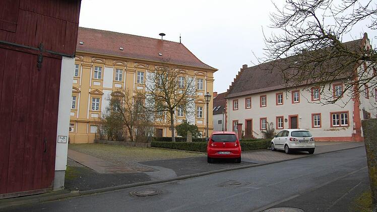 Der Bereich um Kirche und Propsteigebäude soll großzügig an der Historie angepasst erneuert werden. Auch das Gebäude links, das den Blick zur Propstei einschränkt, sollte in die Veränderungen mit eingeplant werden, so die Meinung des Architekten.  Foto: Günther Straub