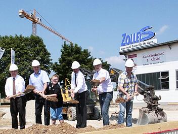 An die Schaufeln, fertig, los (von links): Oberbürgermeister Franz Stumpf, Helmut Zolleis mit Sohn Noah, Geschäftspartner Klaus Biemann, Architekt Georg Klemm und Bauunternehmer Reinhard Hippacher. Foto: Josef Hofbauer